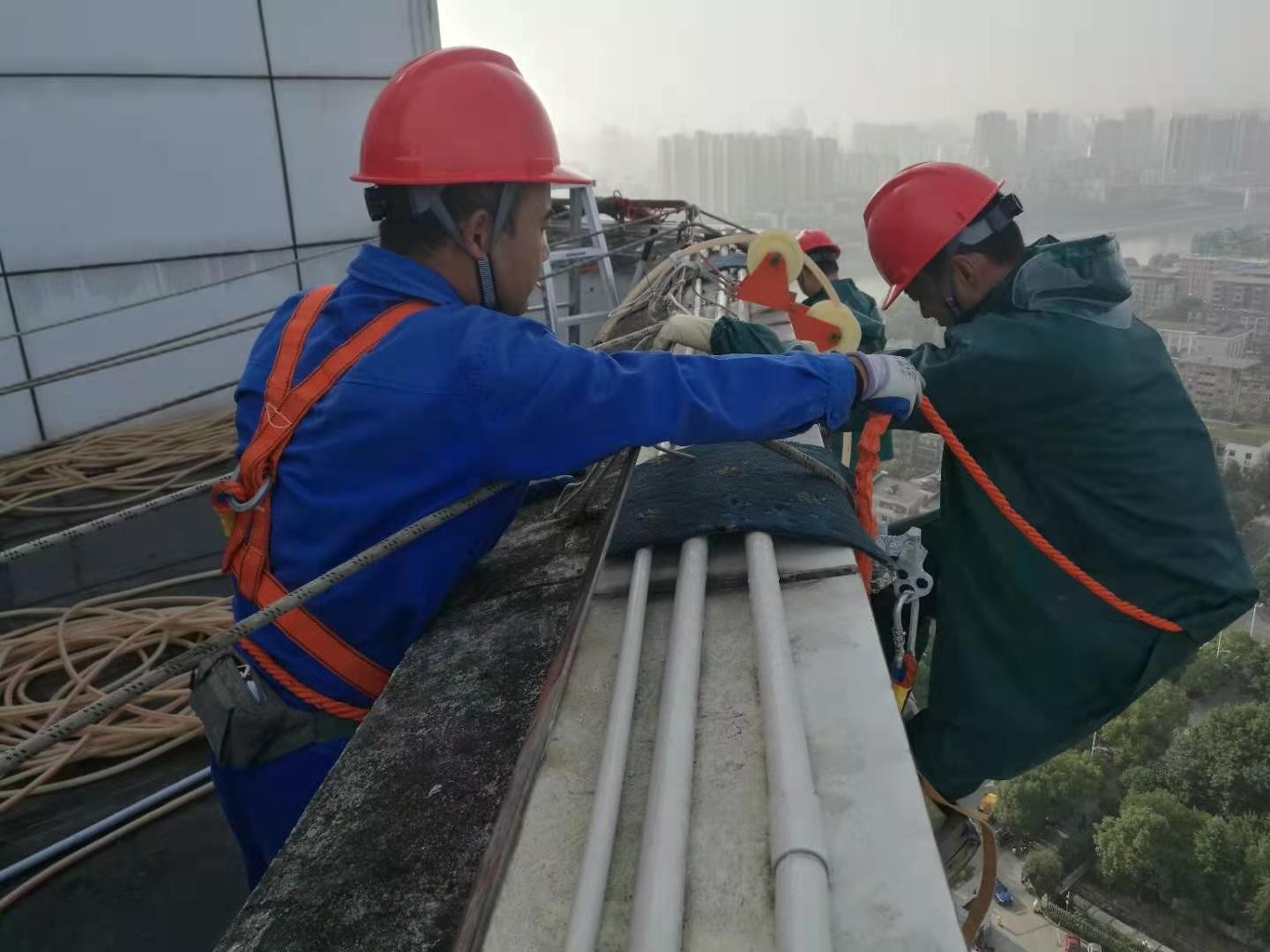 高空外墻清洗，瑞潔特“蜘蛛人”在勇敢前行