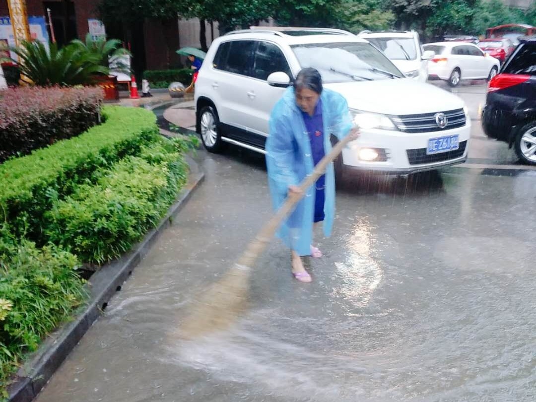 頂風冒雨 堅守一線  宜昌瑞潔特雨后保潔不松懈